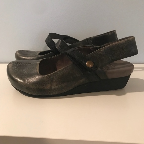 OTBT Springfield Beige Black. New in box! - Picture 2 of 3